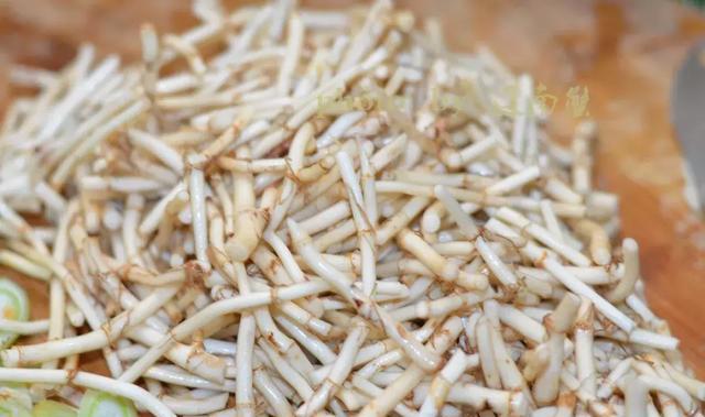 嗓子不舒服吃这草根,效果挺好的,可有人特别不喜欢这个味