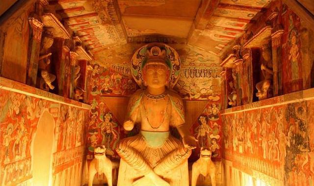 1600年敦煌壁画遭发霉脱落86岁老人壁画打针修复4000平