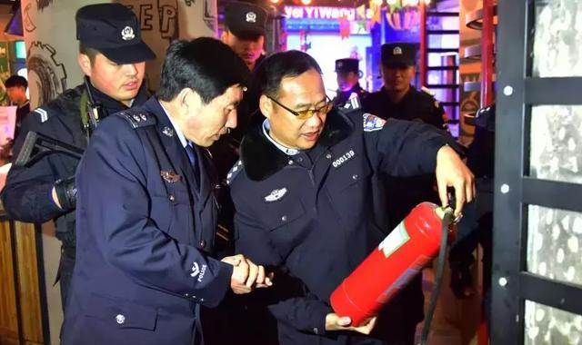 图为邓州市公安局局长马骁(右)夜晚突查消防设施.