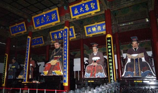 孔庙里供奉的孔子及其"四配",其后人都被赏赐何等世袭爵位