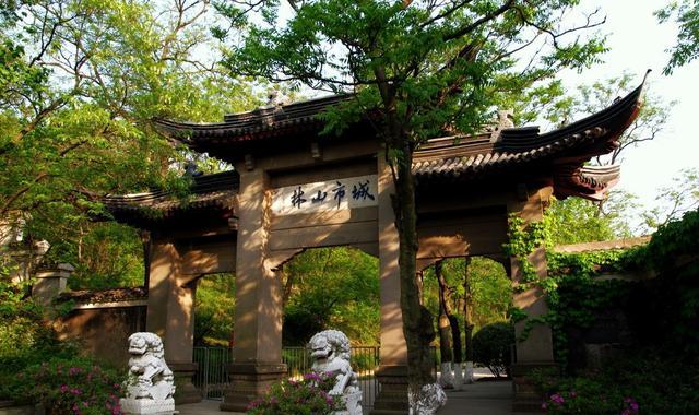 素有城市山林之称的镇江南山