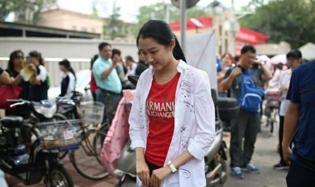 关晓彤没化妆的照片,看上去朝气蓬勃漂亮美丽