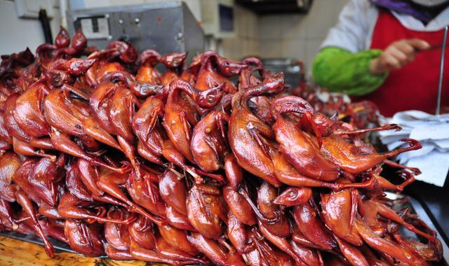 店家 店家 炸春卷 四川小吃历史悠久,种类繁多,各具风味.