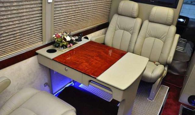 不为人知的"陆地公务舱"内部 揭秘丰田考斯特有多豪华?