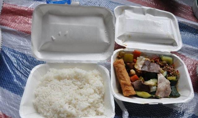 怀孕的时候反应大,五块钱的盒饭吃了吐,老公骂我败家,心碎