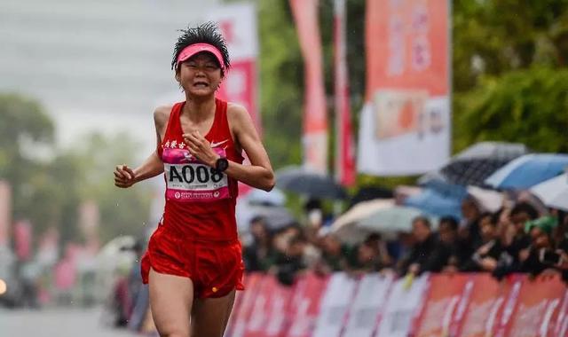 张莹莹在重庆马拉松半程赛上创造.