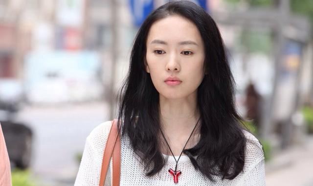 出道时就遭张国立儿子毒打,黄渤对她赞赏有加,如今成这样