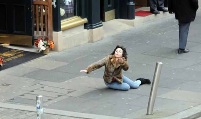 涨姿势:人生处处有意外,美女告诉你如何优雅的摔倒|姿势|美女|优雅_新