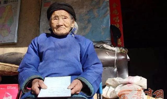 围观略阳百岁老人三寸金莲还能切菜捡柴