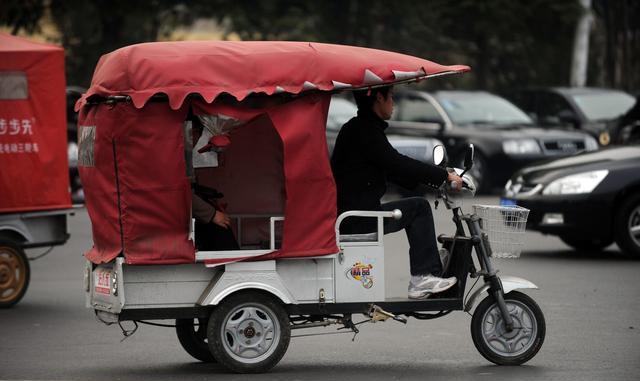 故事:老汉骑三轮车拉客捡到钻戒,上交派出所却是吓出一身冷汗