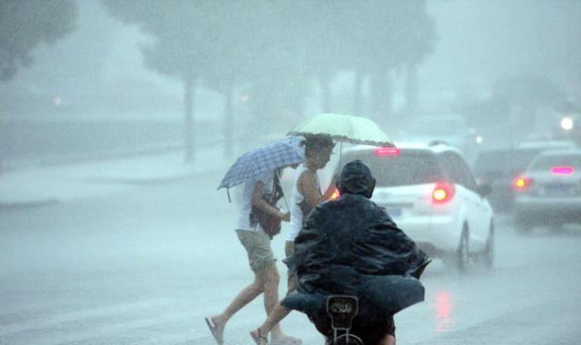 西安高温40度以上,等待久违的大雨来了,狂风暴雨,瞬间大作