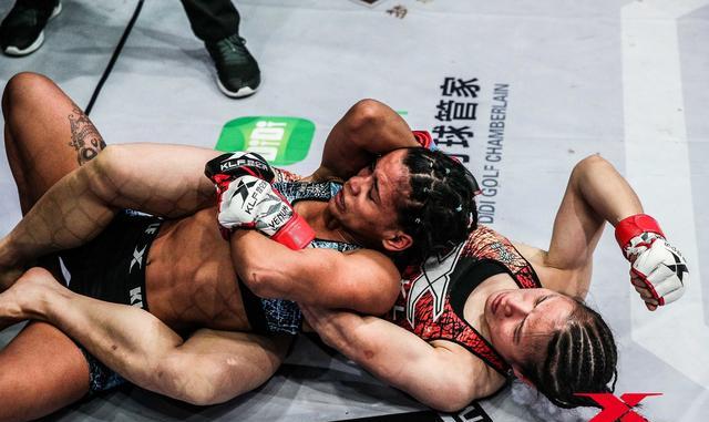 中外拳手地面搏斗