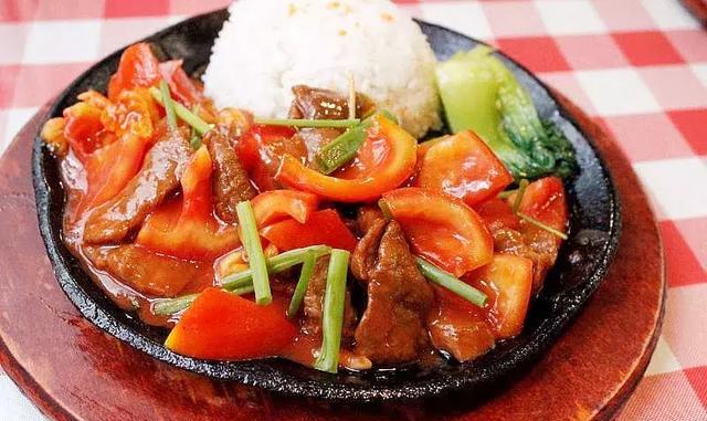 这家培新路的老店,仅凭一碗牛腩饭,征服了柳州人足足3年!