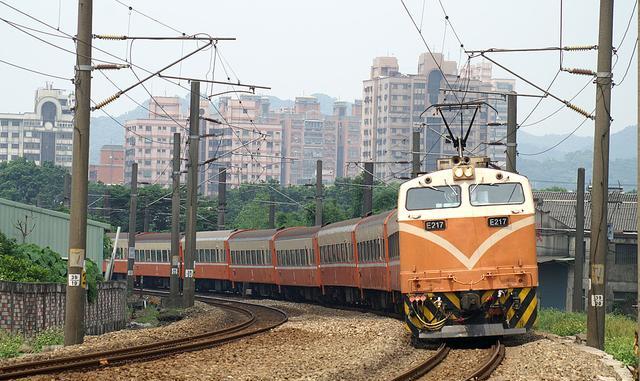 由e200型电力机车牵引的莒光号列车2006年时参加台铁营运的莒光号共有