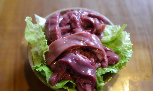 猪黄喉,猪食管下面的一节管道,色白滑腻,柔韧而有弹性,熟后爽利适口.