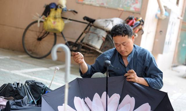 安徽淮北:修伞匠,漂泊33载为谋生