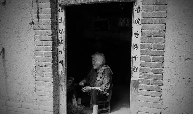 空巢老人留守儿童谁之过?我们那么努力为了什么?