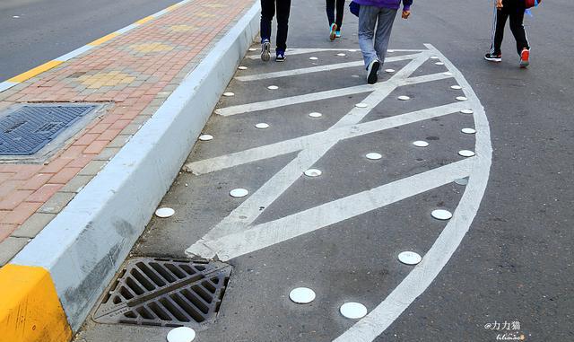 稀奇阿布扎比用陶瓷铆钉做分道线