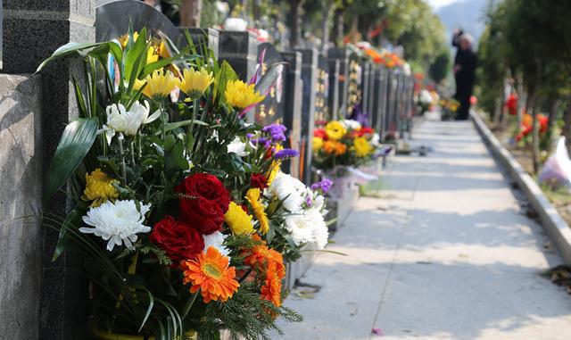实拍浙江温岭20万清明祭扫大军祭先人