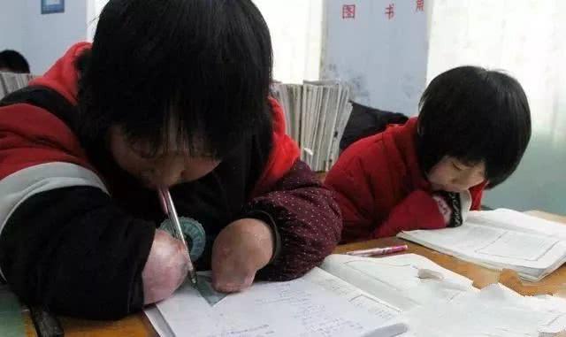 临大无手女孩又一次登上热搜,用感动为父老乡亲书写春联