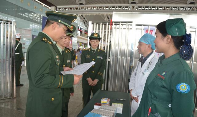 武警广东省总队医院在广州火车站设立医疗服务点