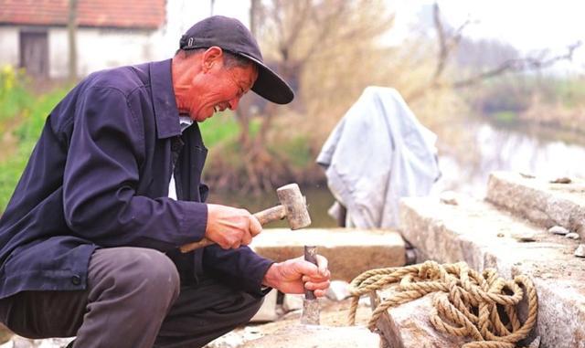 看到石头出血,打石匠说:快跑,地龙要翻身!|石家村|石匠|石头_新浪网