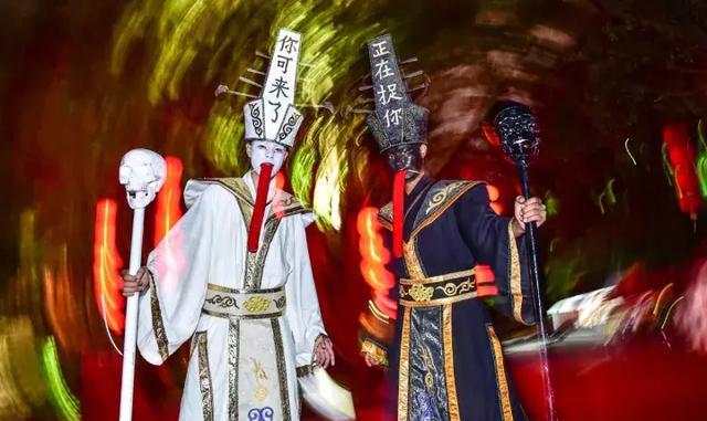 正所谓"荣华富贵也抵不过生死有命"两只无常鬼来接阳间死去之人的阴