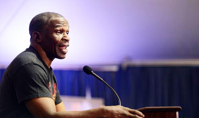 拳王梅威瑟父亲老梅威瑟再放厥词:认为当年刘易斯输给霍利菲尔德