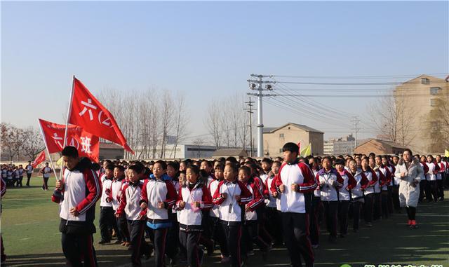 徐州市铜山区郑集镇中心中学参加区阳光体育冬季长跑比赛