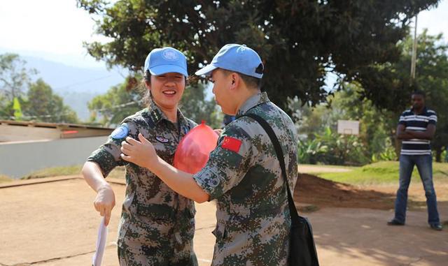 中国蓝盔"爸爸和妈妈"和非洲孤儿欢度六一儿童节