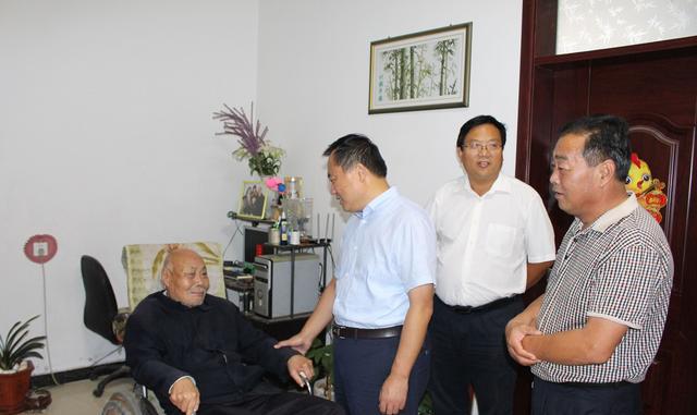 朱家福,武少俊等慰问丹阳街道办事处建国前老党员和孤寡老人
