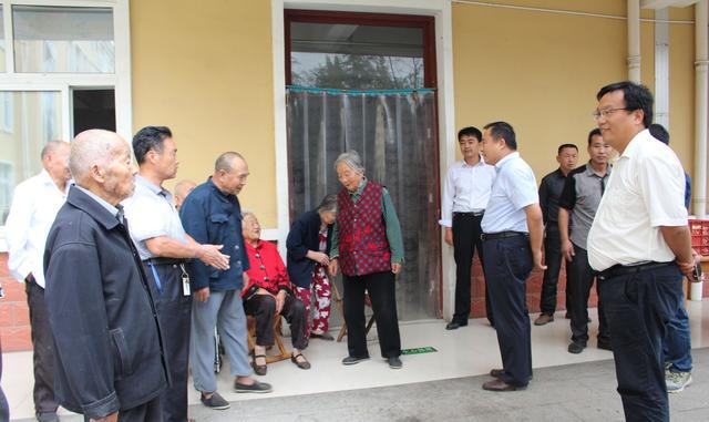 朱家福,武少俊等慰问丹阳街道办事处建国前老党员和孤寡老人