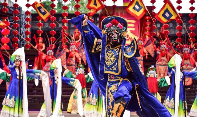 活动推向高潮,舞龙舞狮,抖空竹,踩高跷,变戏法……精彩连连;国粹京剧