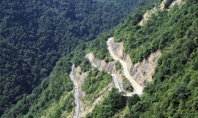 大转湾处有一姚岭观景点,此处为纵观盘山公路最佳摄影处在观景台眺望