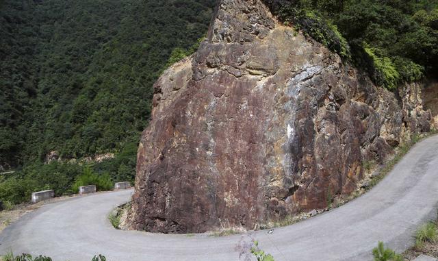纵观盘山公路大转湾处有一姚岭观景点,此处为纵观盘山公路最佳摄影处