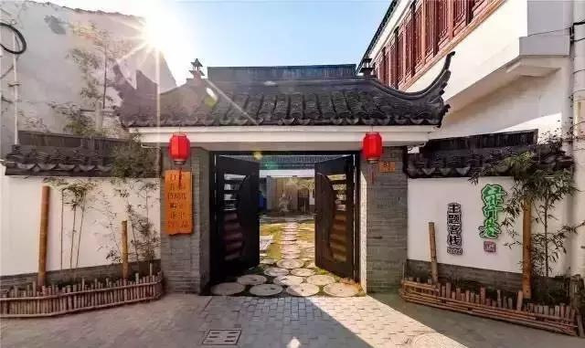 老竹翁辞掉工作,隐逸在魔都的古渔村里,演绎民宿圈里的笑傲江湖
