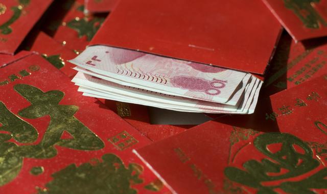 闺密结婚我包600块钱,我结婚她塞给我一红包,里面却是一张纸