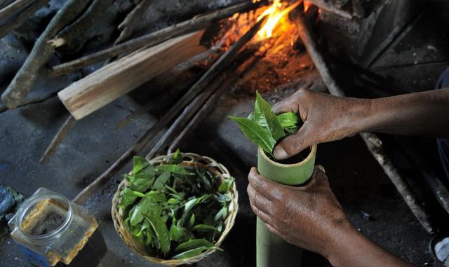 《食足临沧》——布朗族竹筒蜂蜜茶