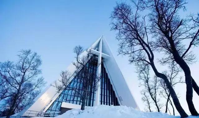 特罗姆瑟是北极圈内最大的城市,拥有世界最北端的大学,酿酒厂和大教堂