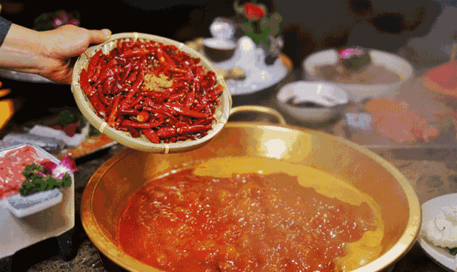 祖传秘制汤底的做法,用汉源花椒,重庆朝天椒,七星椒等六中,种辣椒调制