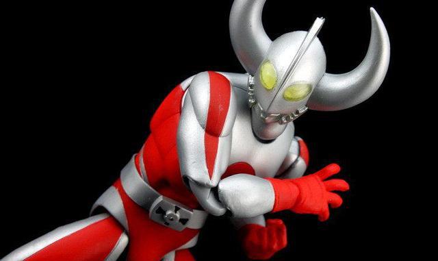 二,奥特之父要说到王者气息绝对非奥特国王莫属了,拥有碾压所有奥特曼