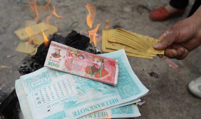 父亲去世五年,儿子从不磕头烧钱纸,他说出原因,旁人大喊痛快