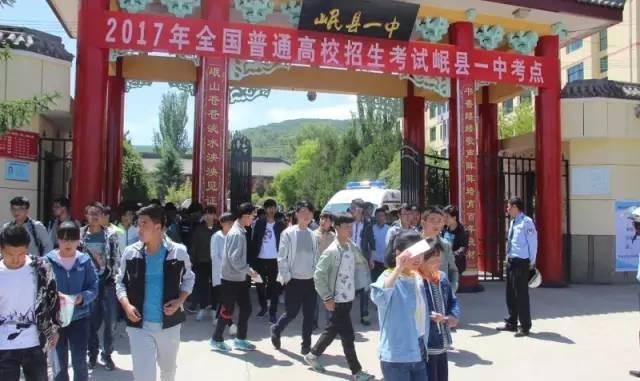 岷县警方在岷州中学考点执勤