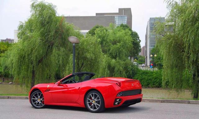 300万法拉利追尾8万本田飞度,女司机:这回该怎么给干爹交代啊!