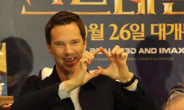 看着抖森的wink   迷妹不知不觉想起了卷福的比心   哈哈哈