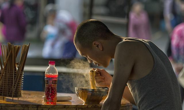 重庆人对小面的爱好,那是不分男女老幼,不论你是工地民工,照样身无分