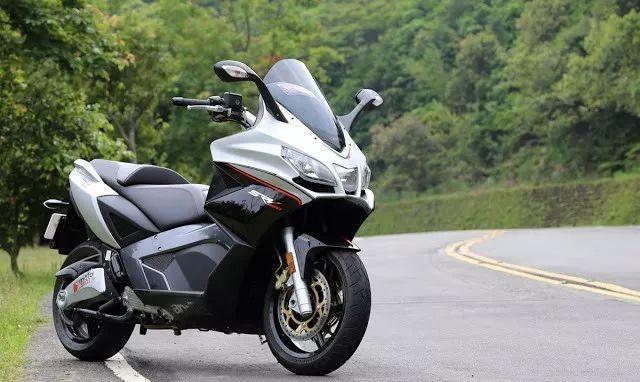 srv850在踏板界拥有着最大的排量839cc,采用90°v型双缸发动机,最大