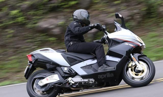 为了获得良好的操控性,srv850采用了双摇篮钢管车架,发动机安装在车架