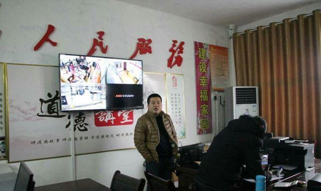 何镇长在群玉村办公室