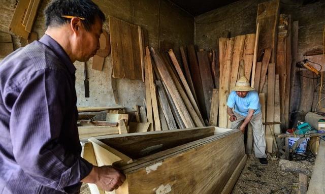 棺材木匠制作一副棺材可以卖四千元如今这门手艺后继无人